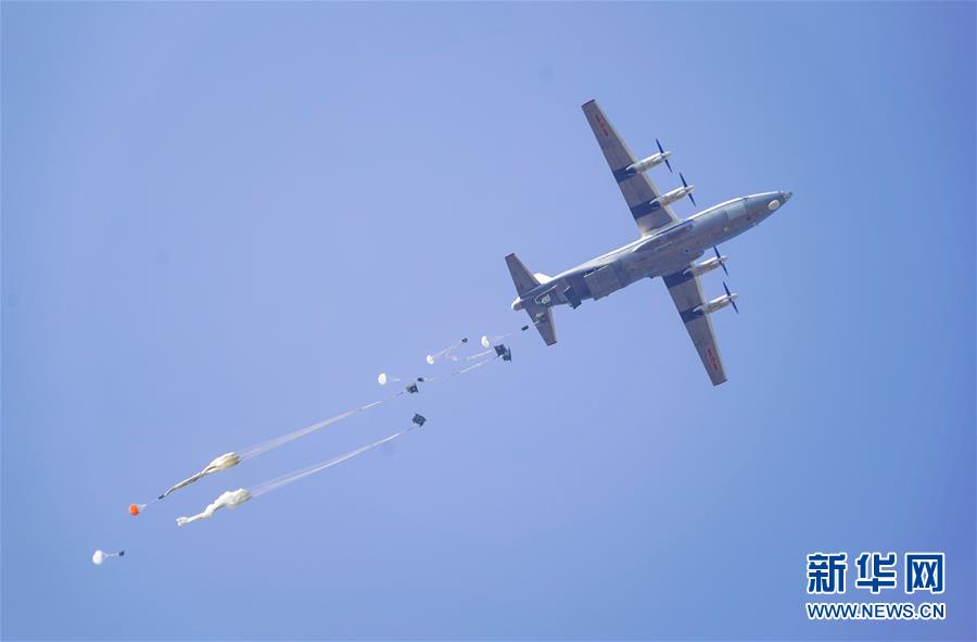 （在習(xí)近平強(qiáng)軍思想指引下&middot;我們在戰(zhàn)位報告&middot;圖文互動）（4）朵朵傘花綻放，勝戰(zhàn)精兵天降&mdash;&mdash;空降兵部隊(duì)某旅教導(dǎo)員余海龍帶領(lǐng)官兵傳承黃繼光精神記事