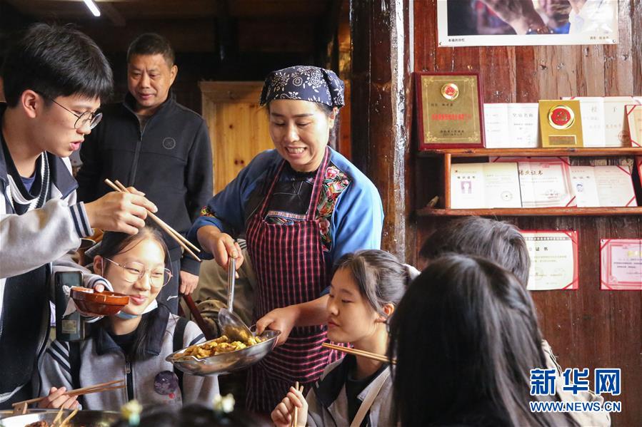 （在習近平新時代中國特色社會主義思想指引下&mdash;&mdash;新時代新作為新篇章&middot;習近平總書記關(guān)切事&middot;圖文互動）（4）精準扶貧7年，十八洞村&ldquo;長&rdquo;出10余種新職業(yè)