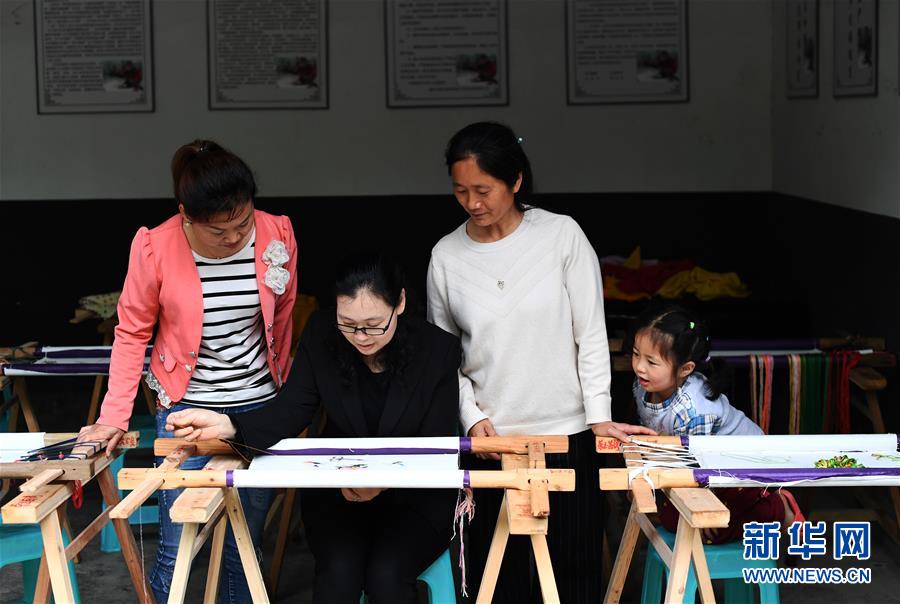 （兩會(huì)人物&middot;圖文互動(dòng)）（1）帶娃、賺錢(qián)兩不誤&mdash;&mdash;一位農(nóng)民工代表眼中的脫貧新工作