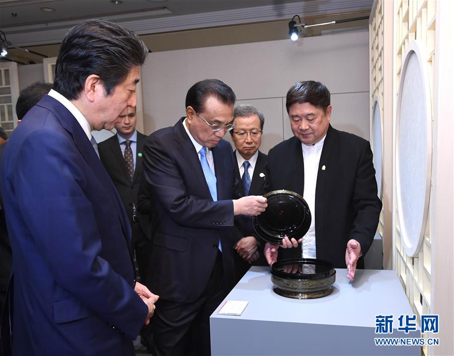 （時政）李克強與日本首相安倍晉三共同參觀&ldquo;讓文物活起來&mdash;&mdash;故宮文創(chuàng)展&rdquo;