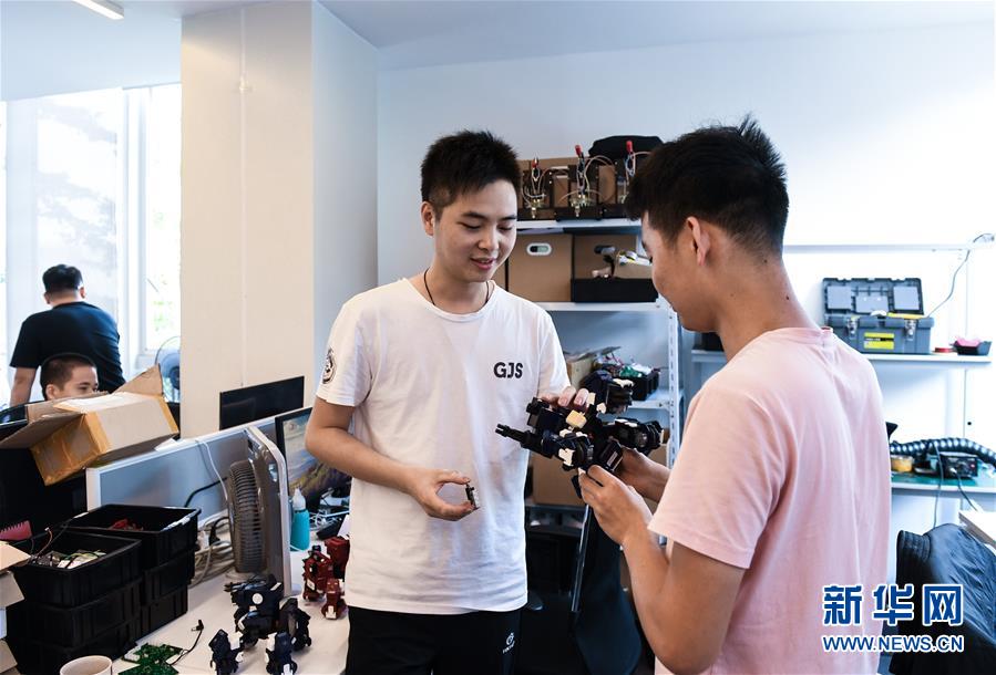 （在習(xí)近平新時(shí)代中國(guó)特色社會(huì)主義思想指引下&mdash;&mdash;新時(shí)代新作為新篇章&middot;習(xí)近平總書記關(guān)切事&middot;圖文互動(dòng)）（8）我家大門常打開&mdash;&mdash;經(jīng)濟(jì)特區(qū)全方位對(duì)外開放故事