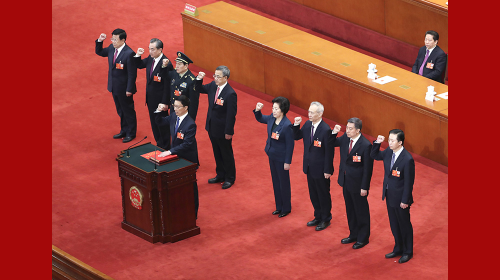 國(guó)務(wù)院副總理、國(guó)務(wù)委員、秘書(shū)長(zhǎng)進(jìn)行憲法宣誓