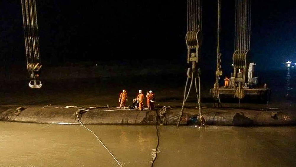 救援人員為&ldquo;東方之星&rdquo;輪扶正打撈工作做準(zhǔn)備