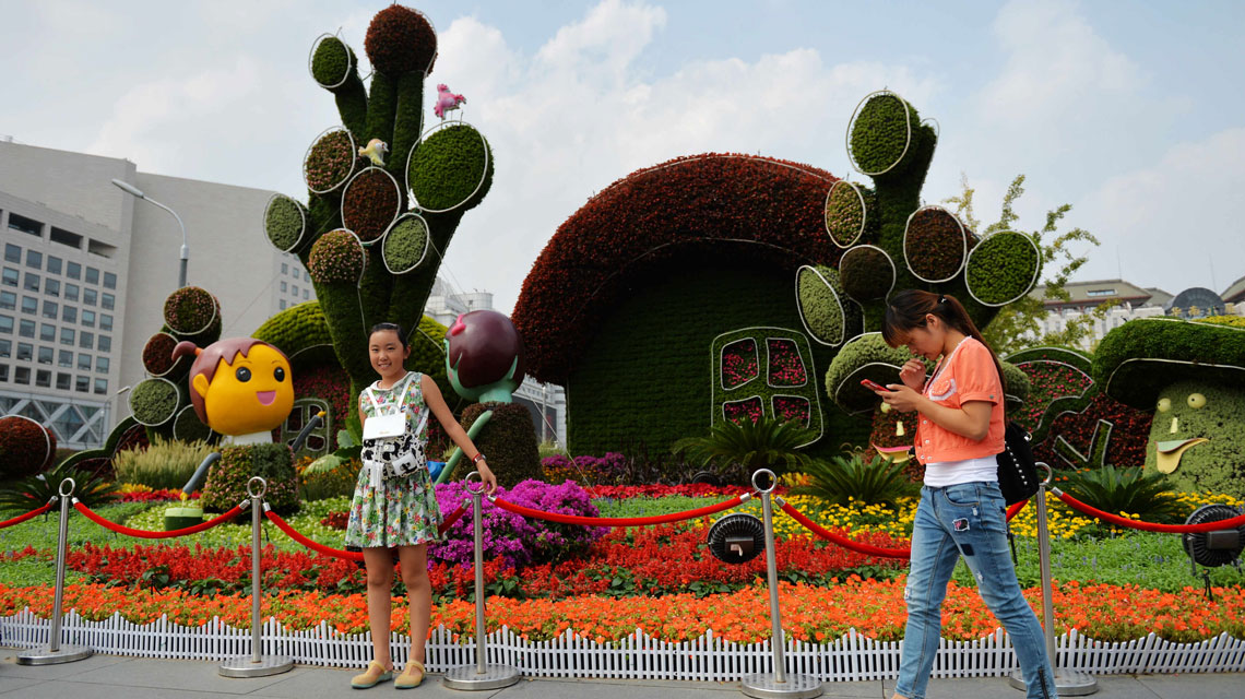 長(zhǎng)安街沿線(xiàn)主題花壇加緊布置裝點(diǎn)