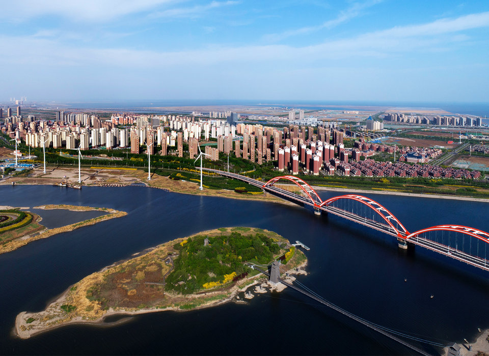 銳意進取，埋頭苦干，向著偉大目標奮力前行