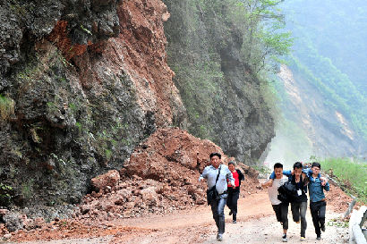 實(shí)拍：志愿者冒飛石向?yàn)?zāi)區(qū)挺進(jìn)！