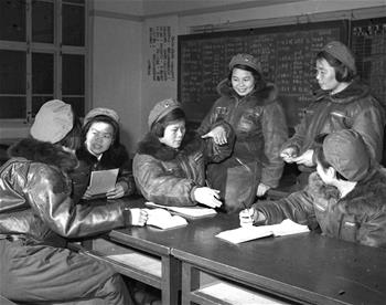 第一批女飛行員：毛澤東稱贊，細妹子不簡單，飛得好高啊