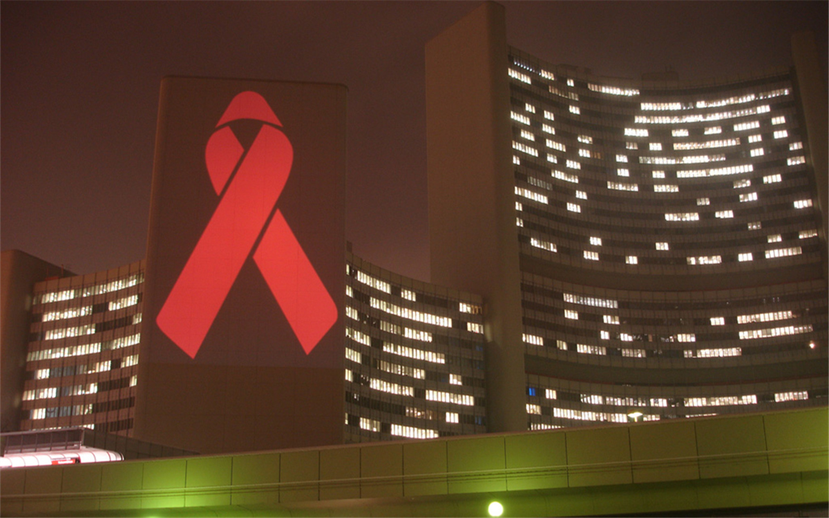 在世界艾滋病日，聯(lián)合國總部大樓點亮紅絲帶標志