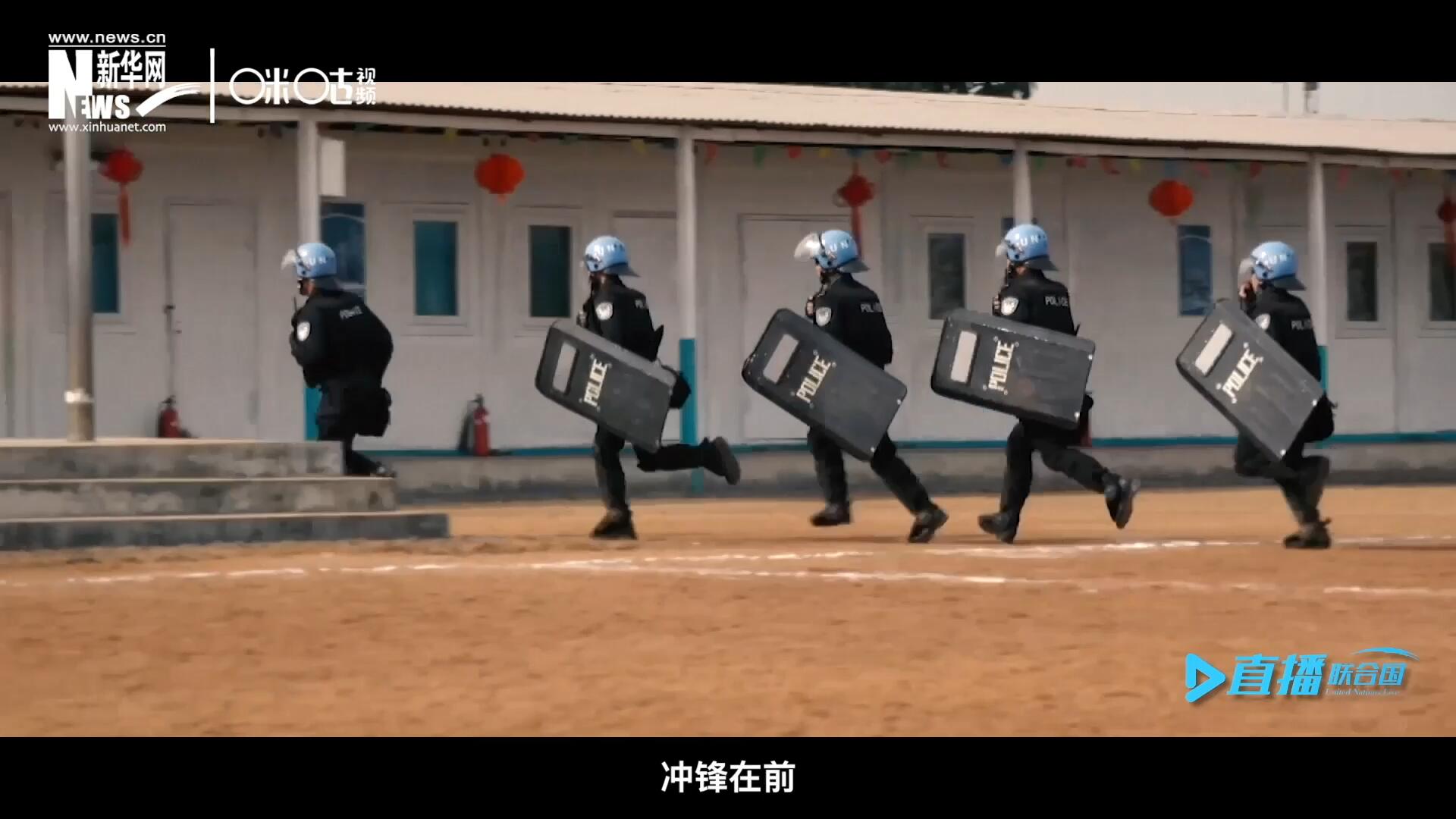 有這樣一支隊(duì)伍，他們不畏艱險(xiǎn)，沖鋒在前，頭戴藍(lán)盔，為和平而戰(zhàn)，他們的名字叫做聯(lián)合國維和部隊(duì)。