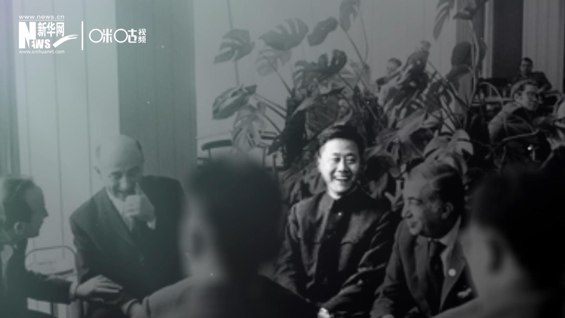 照片里的這個(gè)人是高梁，原新華社國際部記者。原本作為代表團(tuán)隨行記者的他接到通知，由他帶領(lǐng)一支先遣小組先行去紐約。