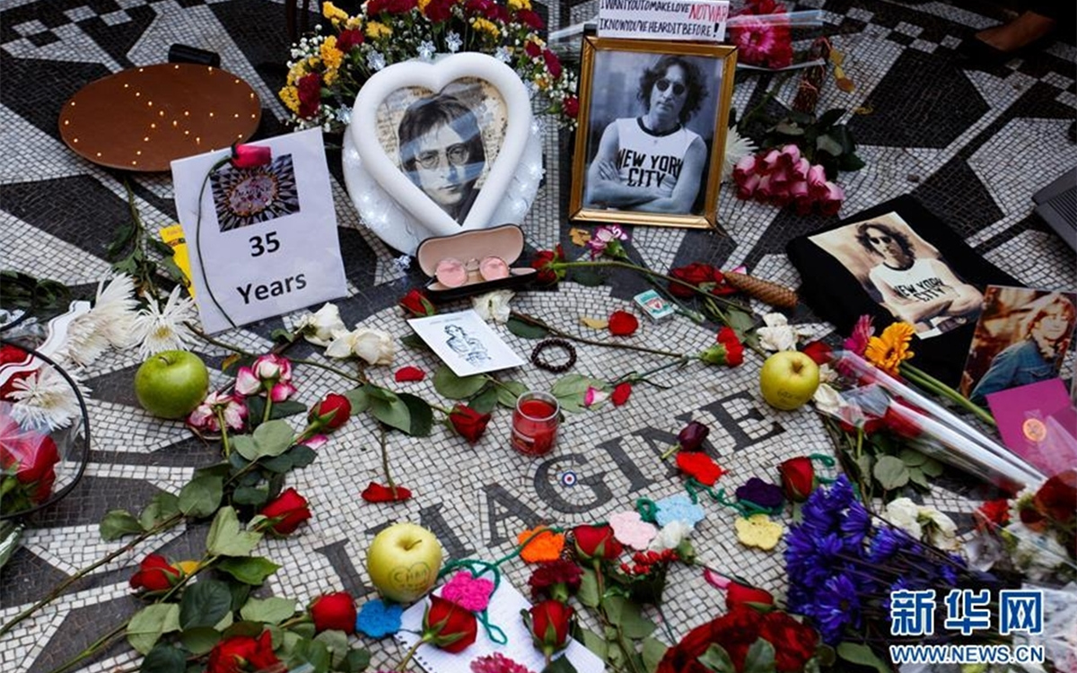 歌迷在紐約的&ldquo;草莓地&rdquo;紀(jì)念約翰&middot;列儂