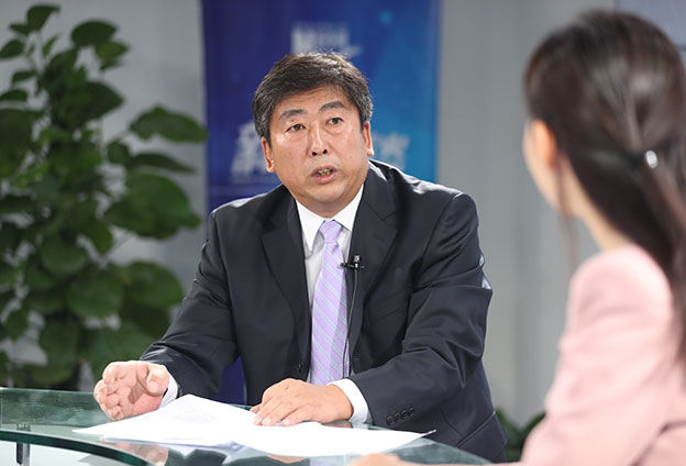 具體落在實(shí)處就是把方向，管大局，保落實(shí)