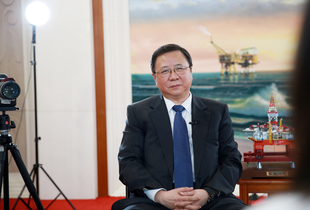 堅持黨的領(lǐng)導(dǎo)、加強黨的建設(shè)，是國有企業(yè)的光榮傳統(tǒng)。