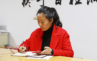 回鄉(xiāng)，立志改變家鄉(xiāng)落后面貌