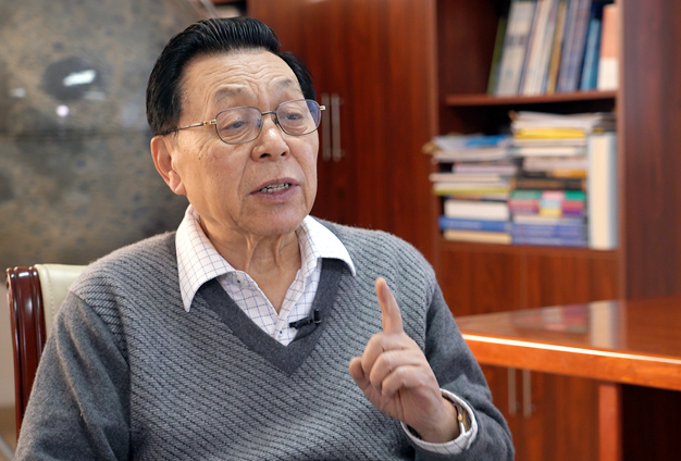 宇宙空間有來(lái)自各類天體發(fā)射的很多信息，背面是唯一的一個(gè)地方能接收到這部分信號(hào)