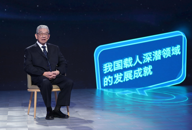 抱著要建造先進的海軍裝備保家衛(wèi)國的心愿，考入了交通大學(xué)造船系