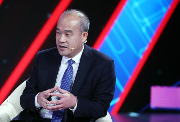 年輕人要有遠大理想，要了解到科技的核心要素所在，專心，靜下心來打好基礎(chǔ)。