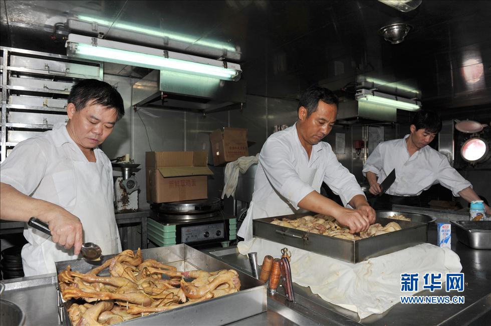 走進(jìn)&ldquo;雪龍&rdquo;號的廚房(高清)