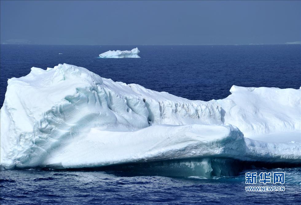 &ldquo;雪龍&rdquo;號駛進(jìn)南大洋浮冰區(qū)(高清)