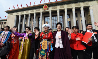 閉幕會后，代表走出人民大會堂