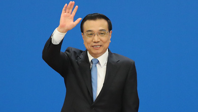 記者會結束后，李克強揮手致意