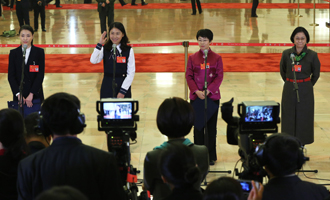 吳敏霞、杜玉濤、蒙曼、盧麗安代表接受采訪