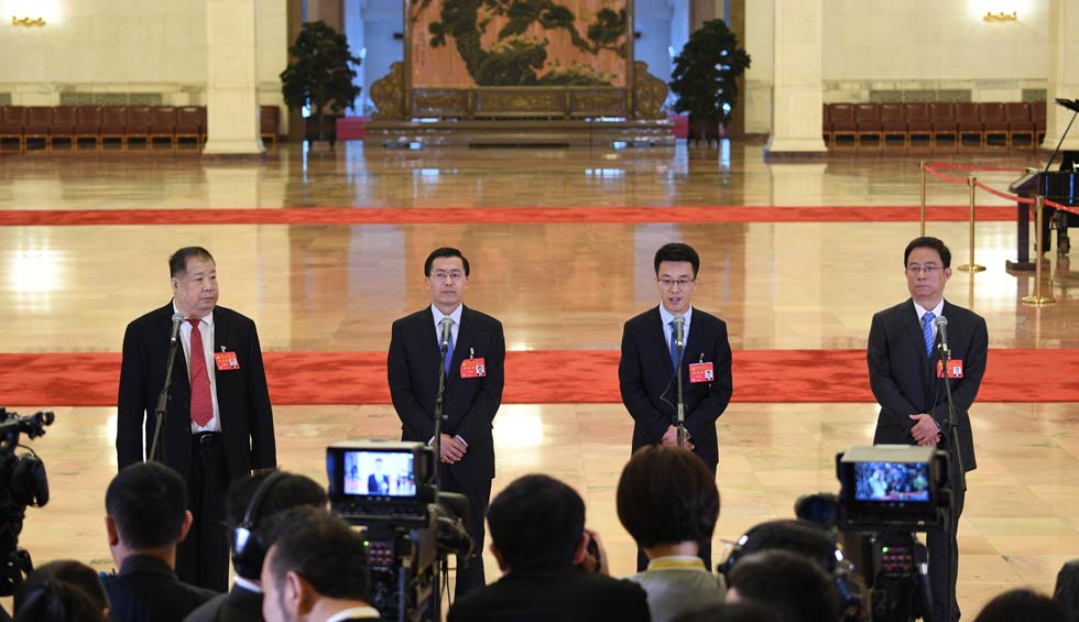 凌解放、王立平、徐川、黃一兵接受采訪