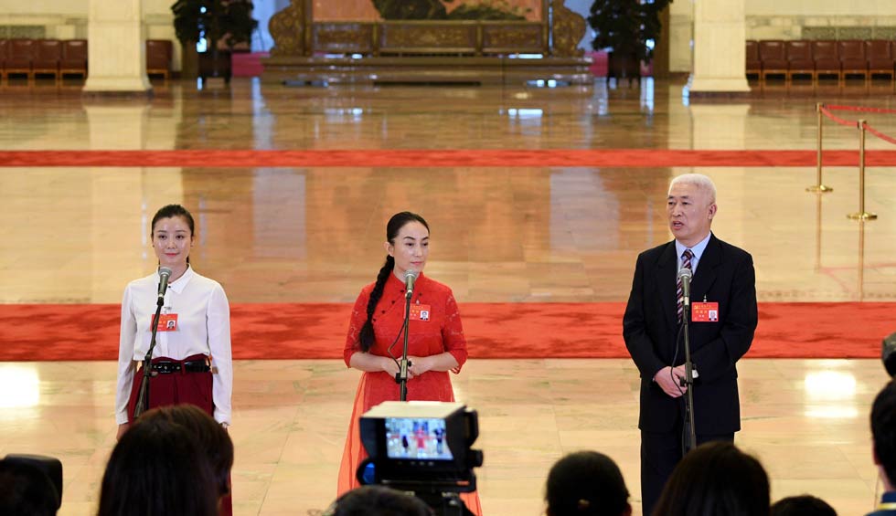 肖笑波、侯艷、徐俊接受采訪