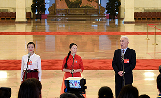 肖笑波、侯艷、徐俊代表接受采訪