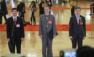 吳曉光、胡偉武、金東寒代表接受采訪