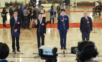 王辰、楊潔、劉文力、王旭東代表接受采訪