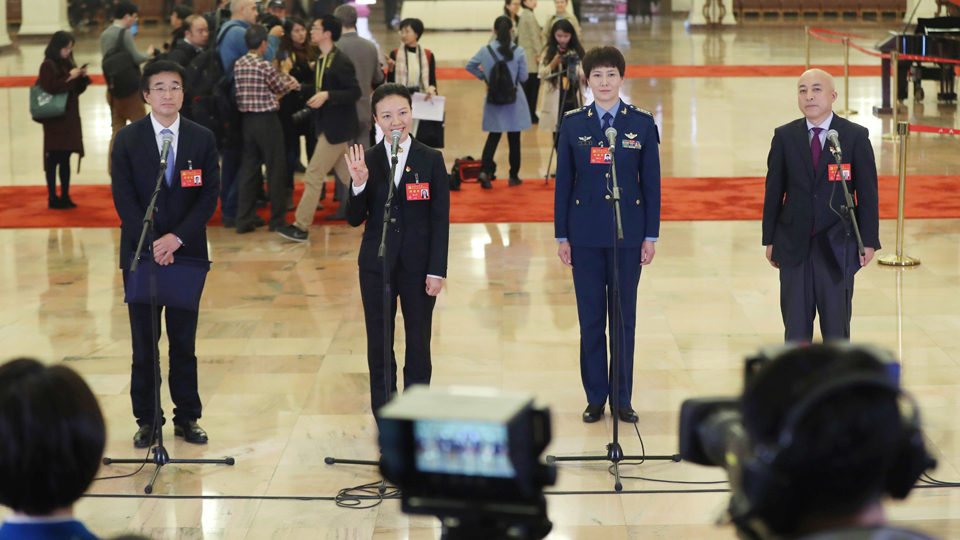 王辰、楊潔、劉文力、王旭東代表接受采訪