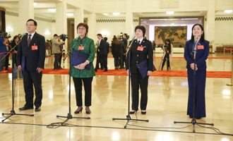 蔣成華、邵蕓、甘露、周宇代表接受采訪