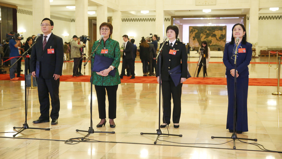 蔣成華、邵蕓、甘露、周宇代表接受采訪