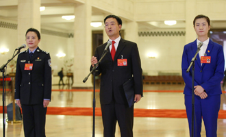 李貝、裴春亮、丁寧代表接受采訪