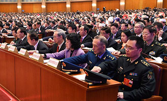 與會代表在表決總監(jiān)票人、監(jiān)票人名單草案