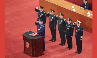 中央軍委副主席、委員進(jìn)行憲法宣誓