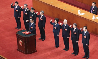 國務(wù)院副總理、國務(wù)委員、秘書長進(jìn)行憲法宣誓