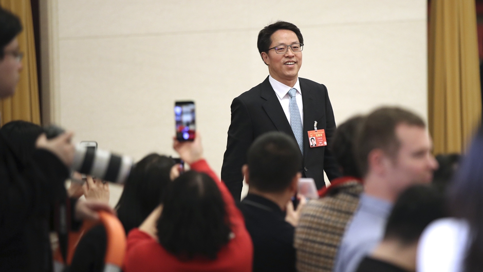 張曉明步入&ldquo;部長通道&rdquo;，準備接受采訪