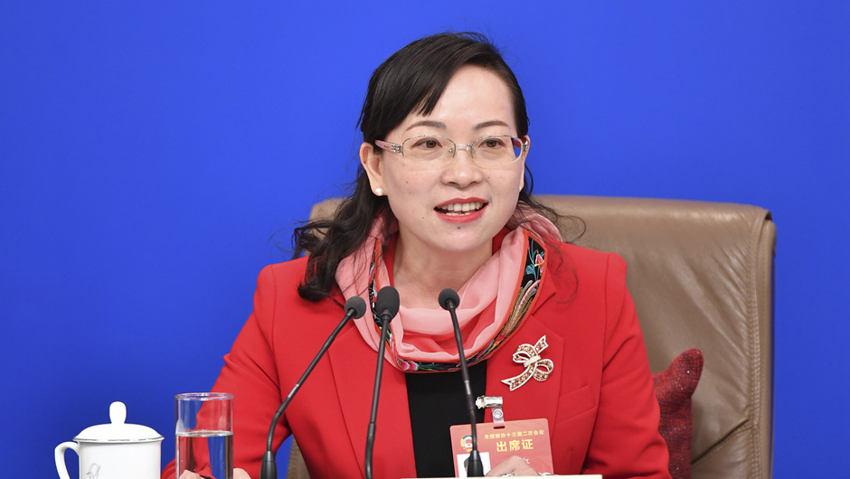 全國政協(xié)委員、湖南省湘西土家族苗族自治州政協(xié)副主席 石紅