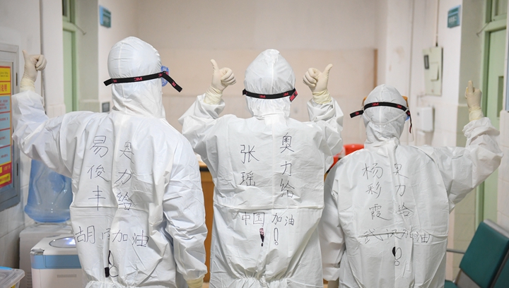 辛識(shí)平：白衣如戰(zhàn)袍，字字見(jiàn)仁心