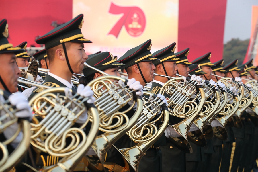 解放軍聯(lián)合軍樂團在廣場就位后進行準備工作和試奏。據(jù)了解，解放軍聯(lián)合軍樂團此次演奏是從開國大典至今歷次閱兵以來演奏曲目最多的一次，不少曲目是為此次閱兵量身打造的全新作品，此次也是歷次女演奏員最多的一次。