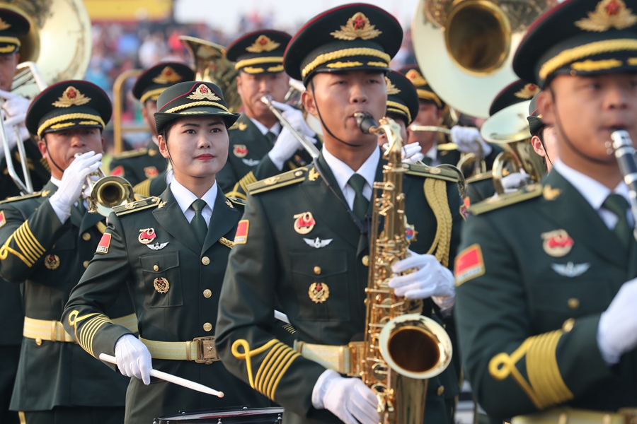 解放軍聯(lián)合軍樂團在廣場就位后進行準備工作和試奏。據(jù)了解，解放軍聯(lián)合軍樂團此次演奏是從開國大典至今歷次閱兵以來演奏曲目最多的一次，不少曲目是為此次閱兵量身打造的全新作品，此次也是歷次女演奏員最多的一次。