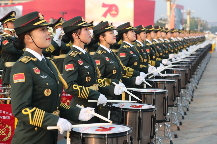 解放軍聯(lián)合軍樂團在廣場就位后進行準備工作和試奏。據(jù)了解，解放軍聯(lián)合軍樂團此次演奏是從開國大典至今歷次閱兵以來演奏曲目最多的一次，不少曲目是為此次閱兵量身打造的全新作品，此次也是歷次女演奏員最多的一次。