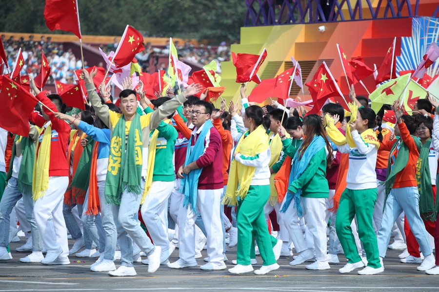 群眾大游行，歡樂的海洋！