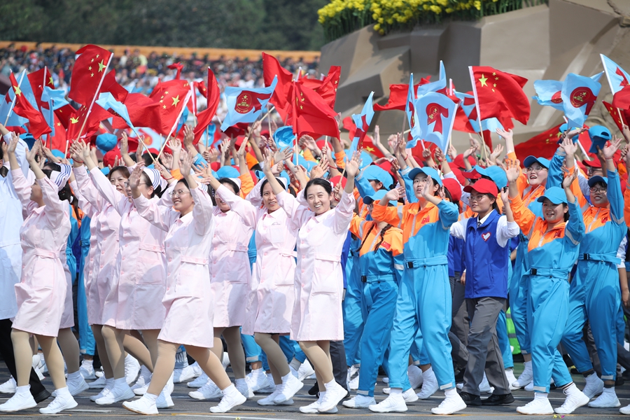 群眾大游行，歡樂的海洋！