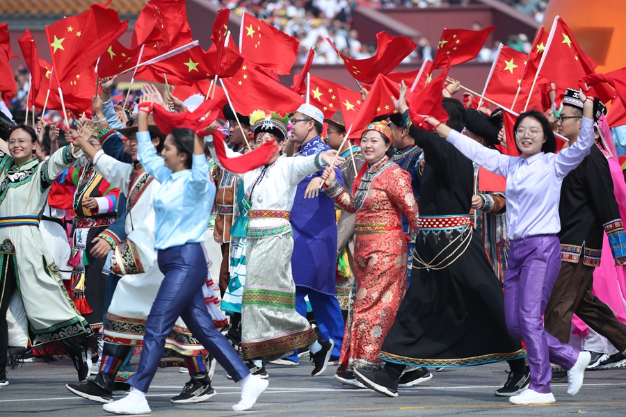 群眾大游行，歡樂的海洋！