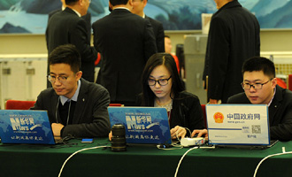 新華網(wǎng)、中國政府網(wǎng)記者在做直播準(zhǔn)備