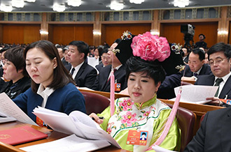 全國(guó)人大代表孫艷玲：做好非遺事業(yè)，讓古老技藝活起來(lái)