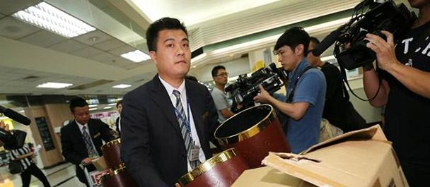 禮儀公司帶著遺體袋、骨灰壇協(xié)助處理善后